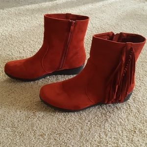 CUTE CORAL COLORED ANKLE BOOTS WITH FRINGES